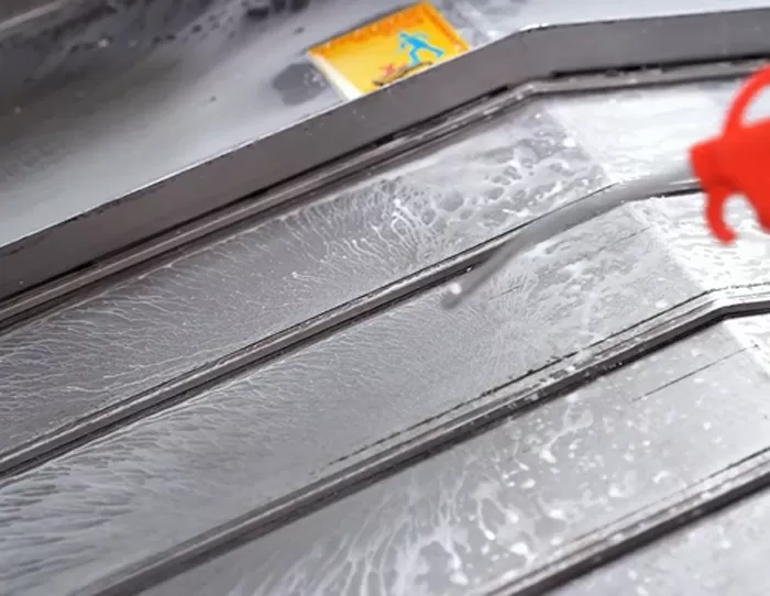 Dikey CNC İşleme Merkezi Çalışma Tablası Temizliği Dikey CNC İşleme Merkezi Çalışma Tablası Temizliği