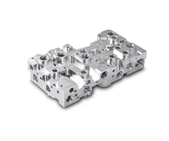 5 eksenli CNC makinesi çalışıyor